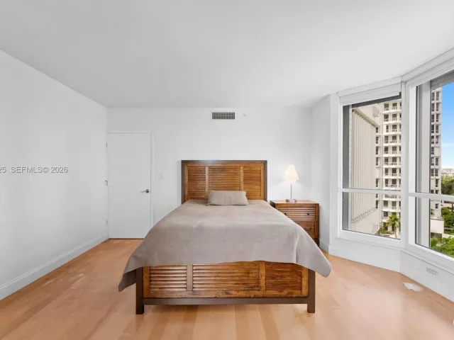 3-bedroom condo for sale in Aventura - 21055 Yacht Club Dr 802 - MondialRealty