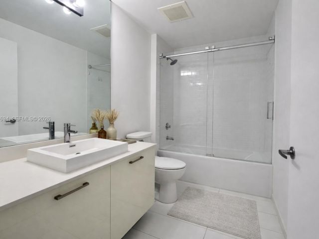 2-bedroom condo for rent in Miami - 151 SE 1st St 1501 - MondialRealty
