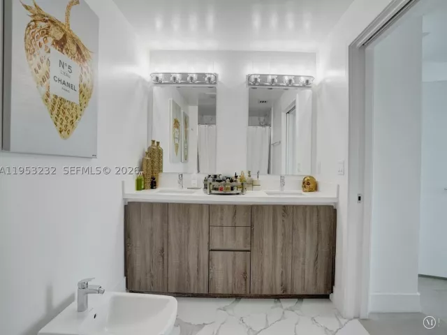 2-bedroom condo for sale in Miami - 601 NE 36th St 1003 - MondialRealty