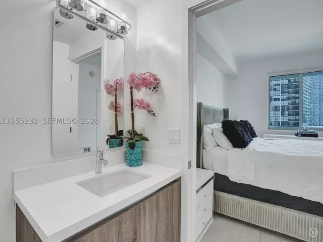 2-bedroom condo for sale in Miami - 601 NE 36th St 1003 - MondialRealty