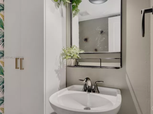 2-bedroom home for sale in Miami - 3214 W Trade Ave III-5 - MondialRealty