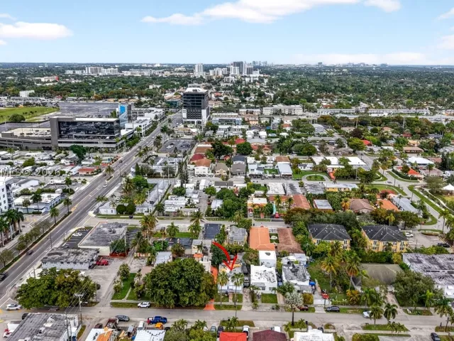 3-bedroom home for sale in Hallandale Beach - 623 NE 4th St - MondialRealty