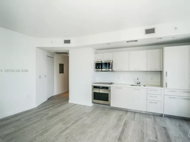 2-bedroom condo for rent in Miami - 55 SW 9TH ST 2108 - MondialRealty