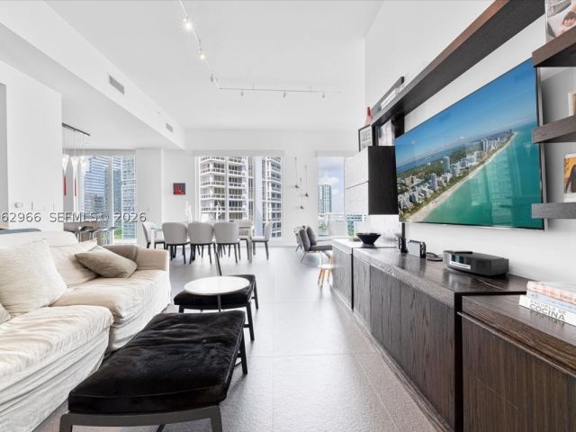 3-bedroom condo for sale in Miami - 900 Brickell Key Blvd 1101 - MondialRealty