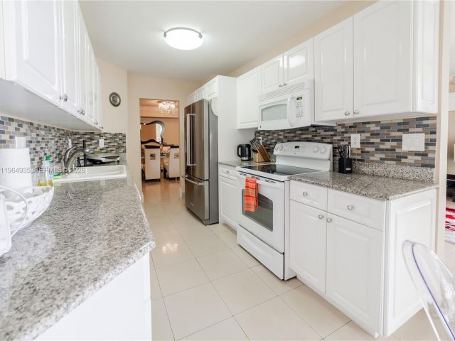 Apartment for rent  Unit #303 - photo 7442253