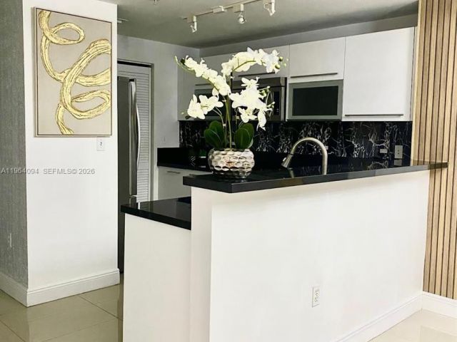 Apartment for rent  Unit #1605 - photo 7488724