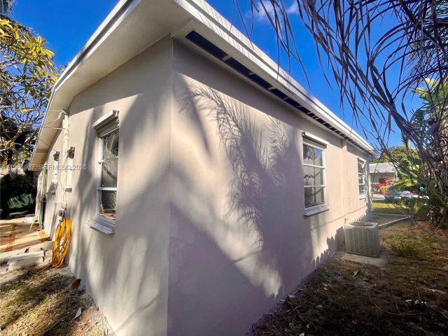 Home for rent at 1329 NE 16th Ave 0 - photo 7482655