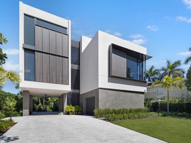 Home for sale at 621 W 44th St - photo 7467575