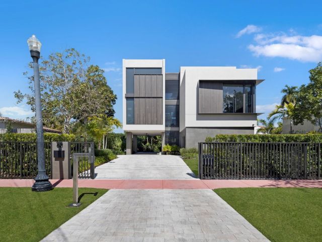 Home for sale at 621 W 44th St - photo 7467576