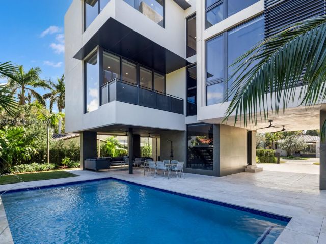 Home for sale at 621 W 44th St - photo 7467579