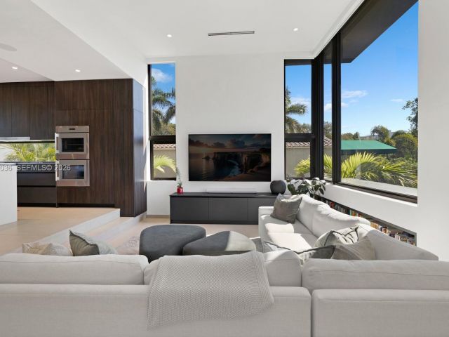 Home for sale at 621 W 44th St - photo 7467582