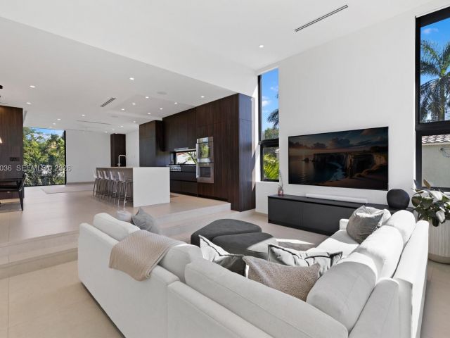 Home for sale at 621 W 44th St - photo 7467583