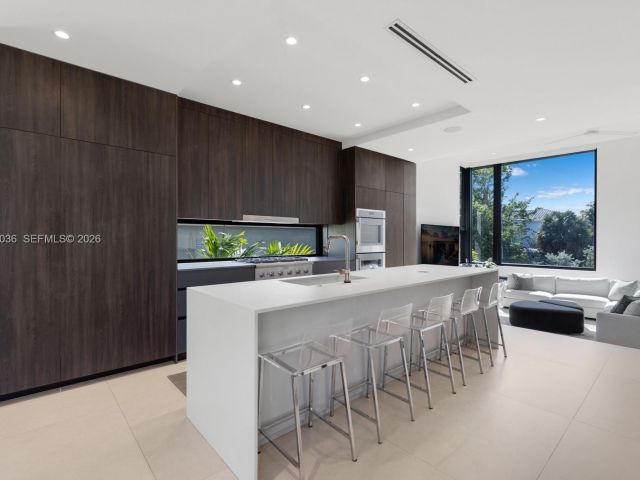 Home for sale at 621 W 44th St - photo 7467584