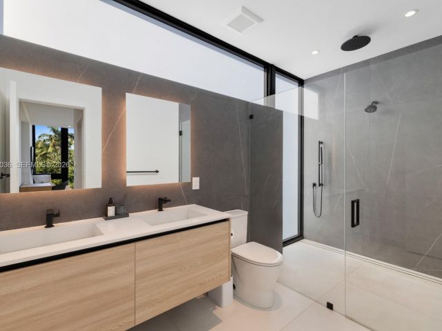 Home for sale at 621 W 44th St - photo 7467592