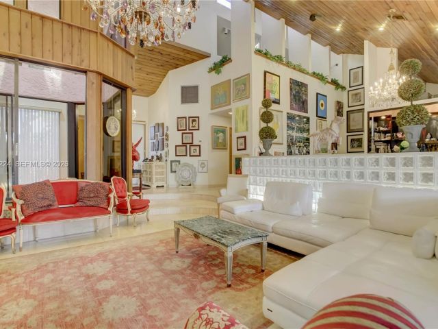 5-bedroom home for sale in Hallandale Beach - 913 Diplomat Parkway - MondialRealty