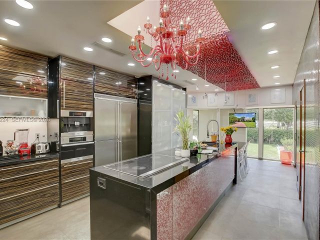 5-bedroom home for sale in Hallandale Beach - 913 Diplomat Parkway - MondialRealty