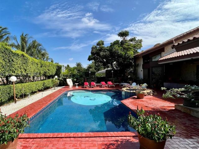 5-bedroom home for sale in Hallandale Beach - 913 Diplomat Parkway - MondialRealty