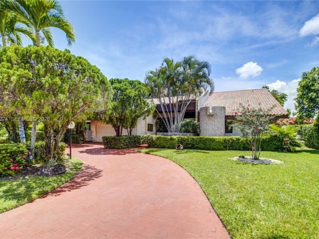 5-bedroom home for sale in Hallandale Beach - 913 Diplomat Parkway - MondialRealty