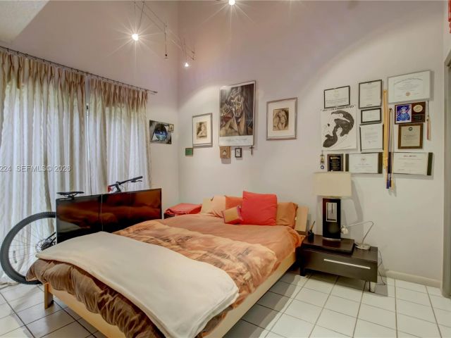 5-bedroom home for sale in Hallandale Beach - 913 Diplomat Parkway - MondialRealty