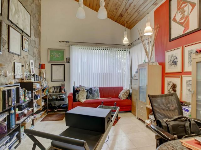 5-bedroom home for sale in Hallandale Beach - 913 Diplomat Parkway - MondialRealty