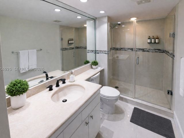 2-bedroom condo for sale in Aventura - 19707 Turnberry Way 20G - MondialRealty