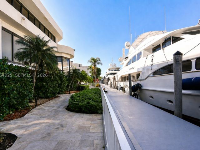 2-bedroom condo for sale in Aventura - 19707 Turnberry Way 20G - MondialRealty