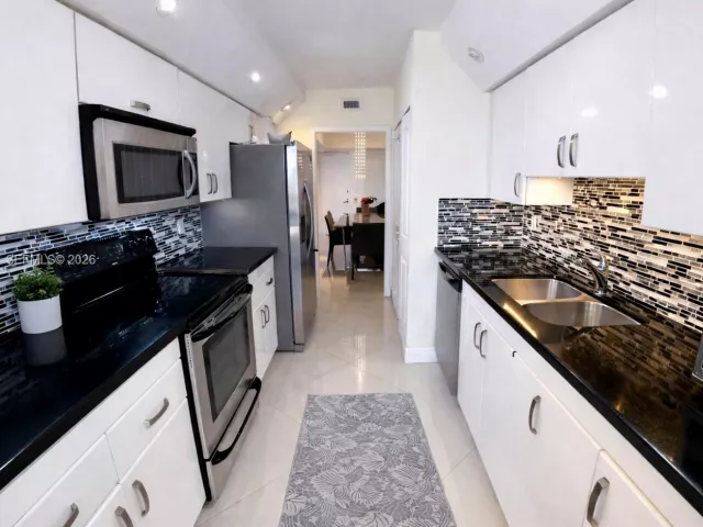 2-bedroom condo for sale in Aventura - 19707 Turnberry Way 20G - MondialRealty