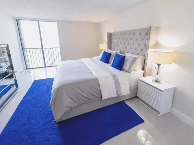 2-bedroom condo for sale in Aventura - 19707 Turnberry Way 20G - MondialRealty