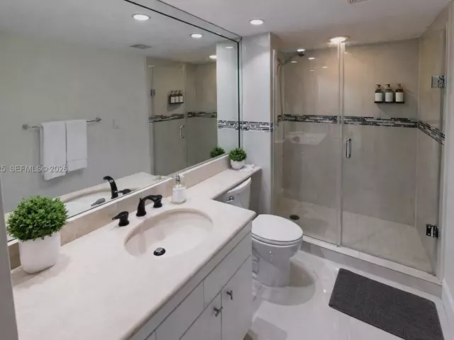 2-bedroom condo for sale in Aventura - 19707 Turnberry Way 20G - MondialRealty