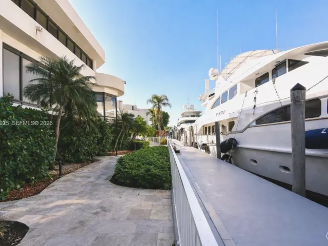 2-bedroom condo for sale in Aventura - 19707 Turnberry Way 20G - MondialRealty