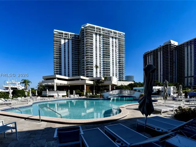 2-bedroom condo for sale in Aventura - 19707 Turnberry Way 20G - MondialRealty