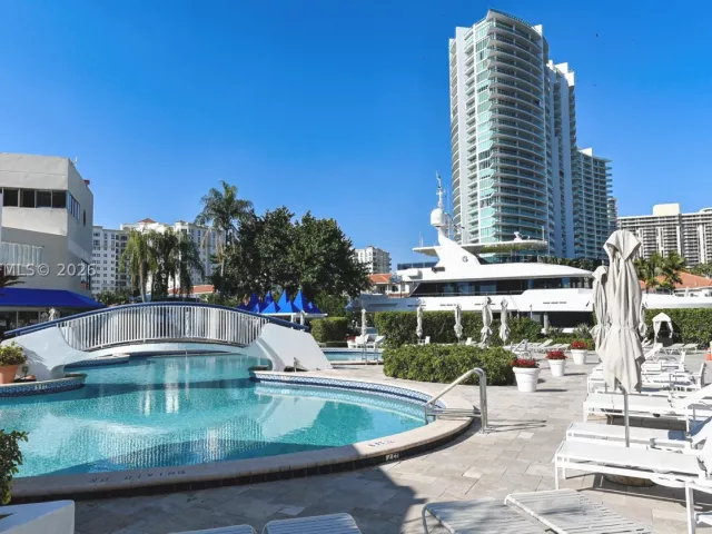 2-bedroom condo for sale in Aventura - 19707 Turnberry Way 20G - MondialRealty