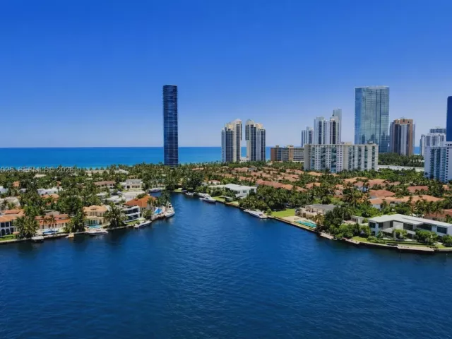 2-bedroom condo for sale in Aventura - 19707 Turnberry Way 20G - MondialRealty