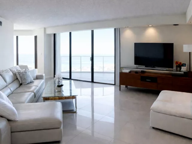 2-bedroom condo for sale in Aventura - 19707 Turnberry Way 20G - MondialRealty