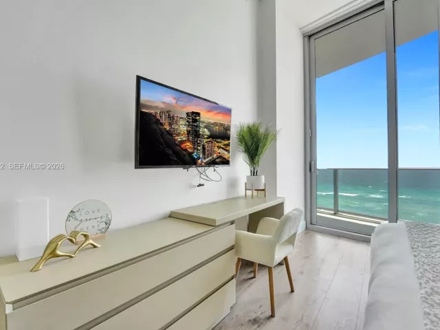 1-bedroom condo for sale in Hollywood - 4111 S Ocean Dr 603 - MondialRealty