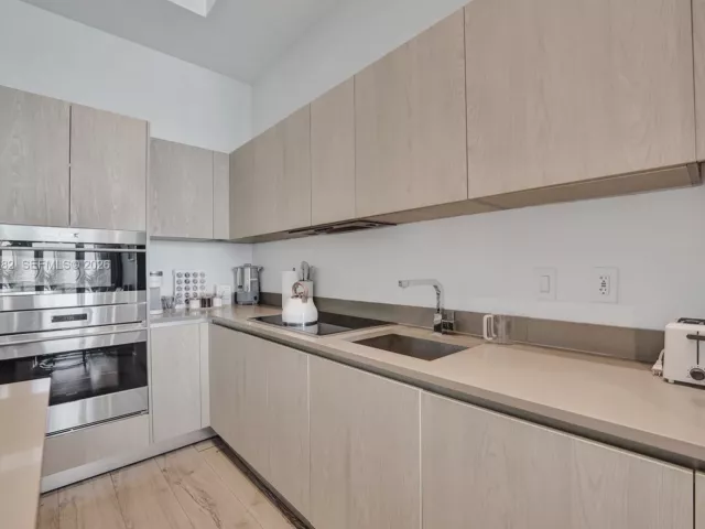 1-bedroom condo for sale in Hollywood - 4111 S Ocean Dr 603 - MondialRealty
