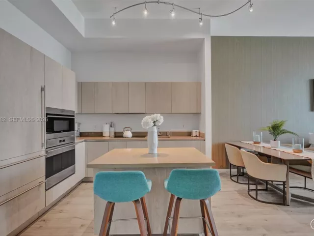 1-bedroom condo for sale in Hollywood - 4111 S Ocean Dr 603 - MondialRealty