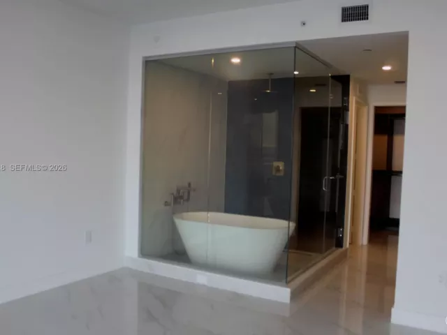 3-bedroom condo for rent in Miami - 700 NE 24th Street 2305 - MondialRealty