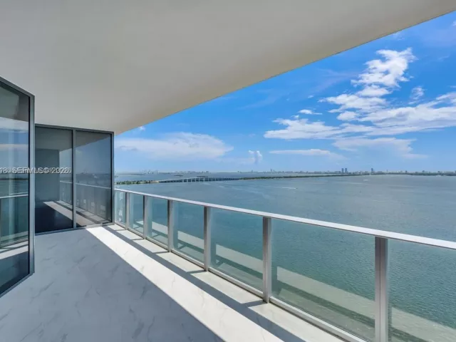 3-bedroom condo for rent in Miami - 700 NE 24th Street 2305 - MondialRealty