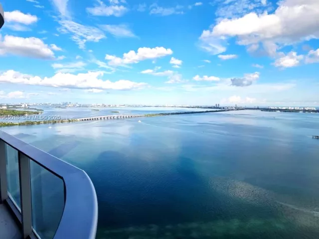 3-bedroom condo for rent in Miami - 700 NE 24th Street 2305 - MondialRealty