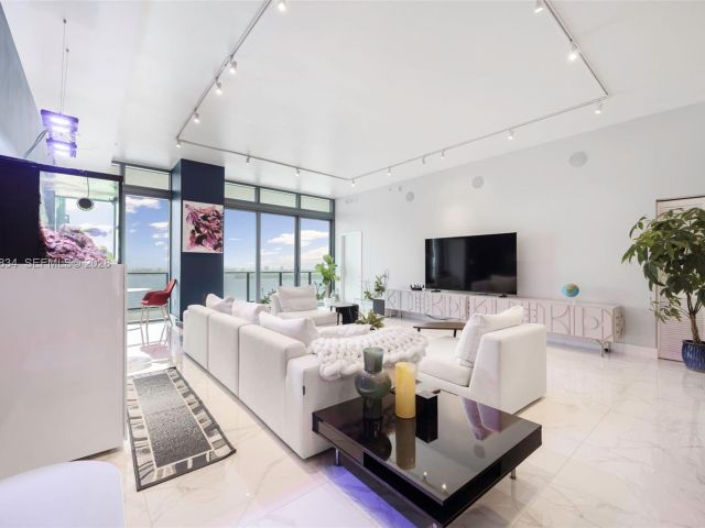 Apartment for sale  Unit #4002 - photo 7493235