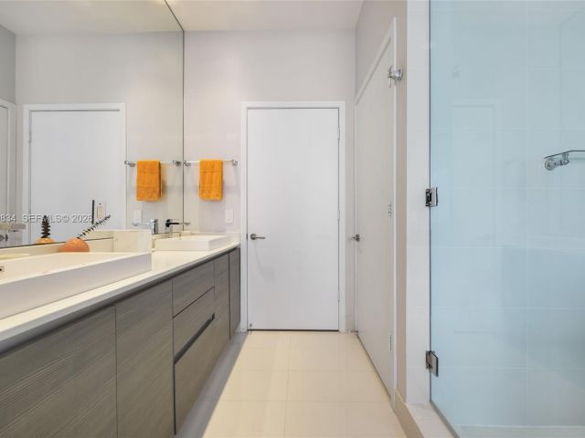 Apartment for sale  Unit #4002 - photo 7493242