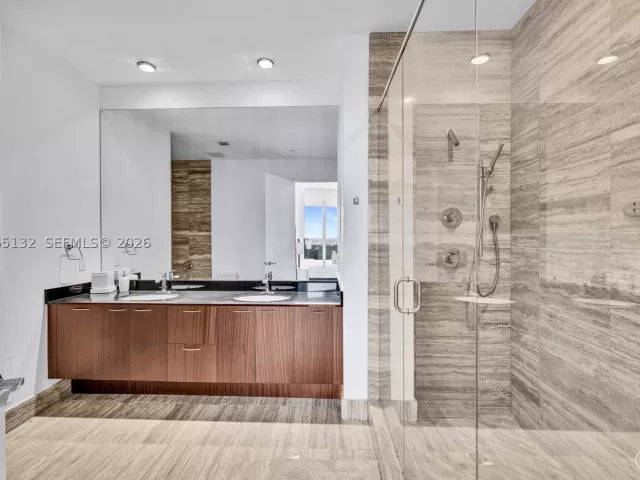 2-bedroom condo for rent in Sunny Isles Beach - 16001 COLLINS AV 3805 - MondialRealty