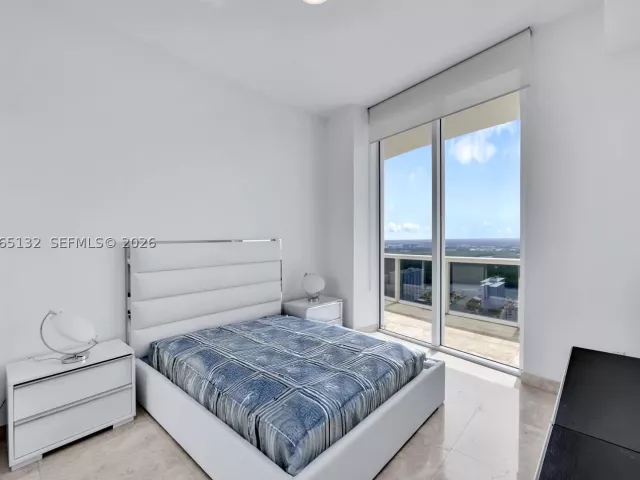 2-bedroom condo for rent in Sunny Isles Beach - 16001 COLLINS AV 3805 - MondialRealty