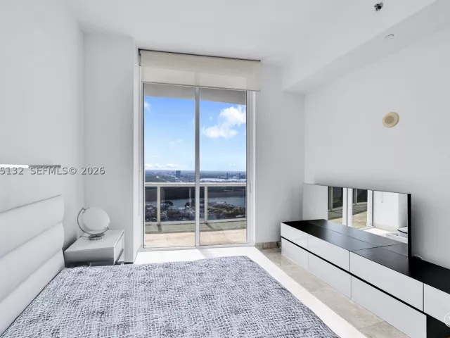 2-bedroom condo for rent in Sunny Isles Beach - 16001 COLLINS AV 3805 - MondialRealty