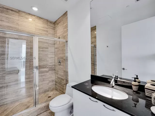 2-bedroom condo for rent in Sunny Isles Beach - 16001 COLLINS AV 3805 - MondialRealty