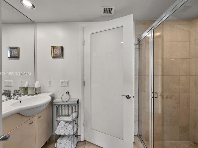 Apartment for sale  Unit #4708 - photo 7499235