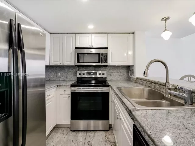 1-bedroom condo for sale in Miami Beach - 1900 Sunset Harbour Dr 1806 - MondialRealty