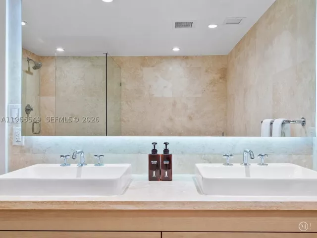 3-bedroom condo for sale in Miami Beach - 102 24th St 1119 - MondialRealty