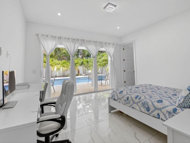 5-bedroom home for sale in Boca Raton - 711 NE 6th Street - MondialRealty